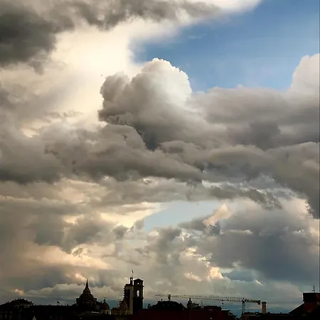 Attico&nuvole アパート